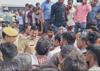 इरादतनगर में दिनदहाड़े बालू का खनन कर रहे ट्रैक्टर ट्राली ने महिला को कुचलकर मार डाला