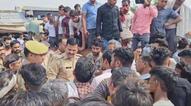 इरादतनगर में दिनदहाड़े बालू का खनन कर रहे ट्रैक्टर ट्राली ने महिला को कुचलकर मार डाला