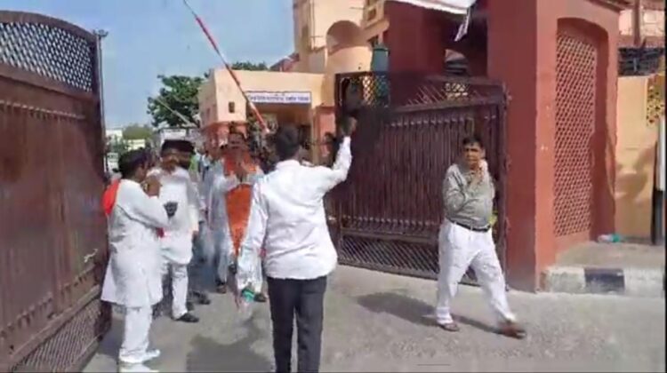 सपा-कांग्रेस गठबंधन के प्रत्याशी को काला कपड़ा दिखाकर विरोध किया