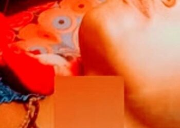 घर में घुसकर महिला के गले पर फिल्मी स्टाइल में चलाया चाकू