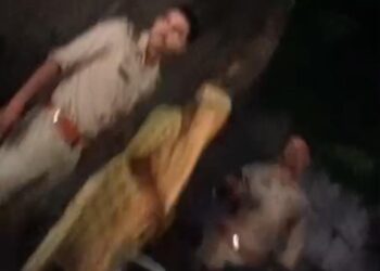 दो पुलिस वाले आए और मादक पदार्थ स्कूटी में रखने लगे, शोर मचाने पर भाग गए