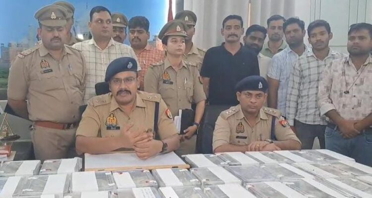 चोरों को नोटों की गड्डियां गठरी में ले जानी पड़ीं