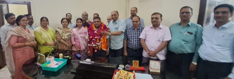 प्रो. अनुराग शुक्ला ने फिर से लिया आगरा कॉलेज में प्राचार्य का चार्ज