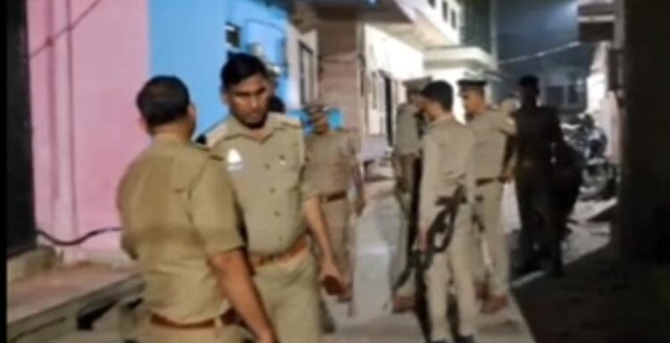 गोकुलपुरा में दो पक्षों में झगड़े के बाद पथराव, आगजनी और फायरिंग