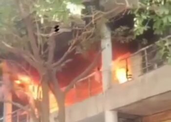 संजय प्लेस में रेडीमेड गारमेंट के शोरूम में लगी आग