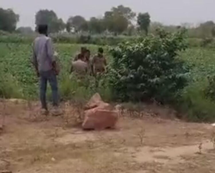 खेत में युवक का शव मिलने से फैली सनसनी