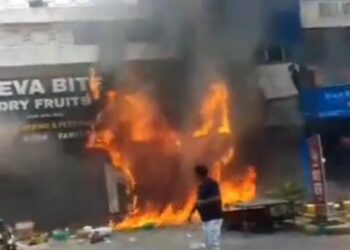 कमलानगर में कपड़े के शोरूम में लगी आग, 45 मिनट लग गए आग बुझाने में