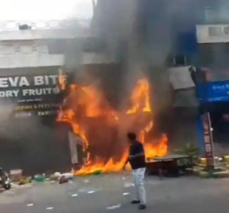 कमलानगर में कपड़े के शोरूम में लगी आग, 45 मिनट लग गए आग बुझाने में