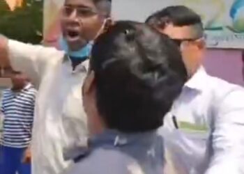 शिल्पग्राम पार्किंग के बाहर  लाइसेंसी गाइड और अवैध गाइडों के बीच में हाथापाई