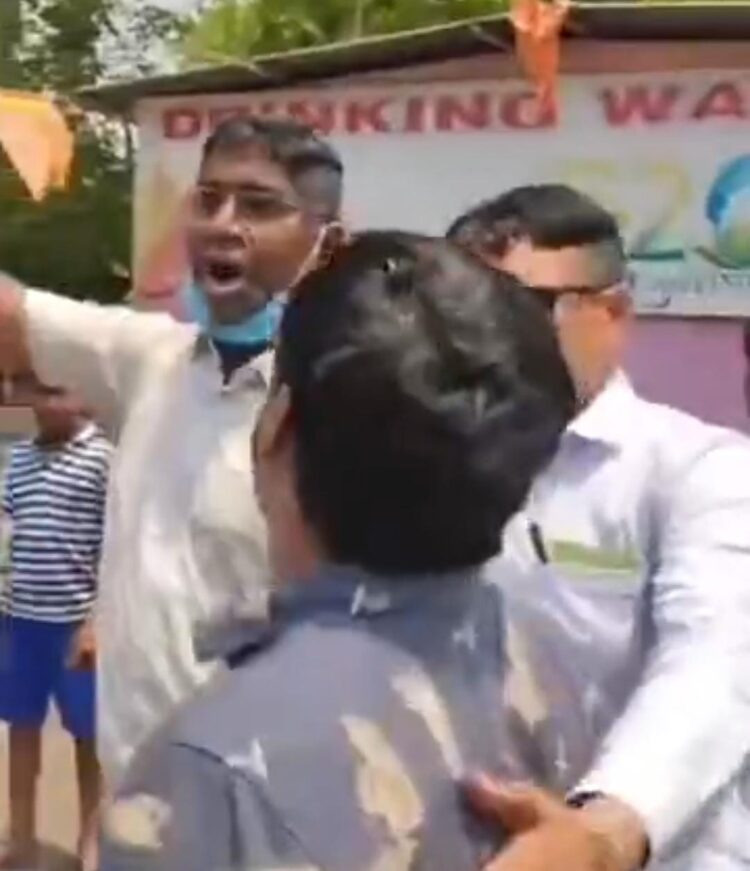 शिल्पग्राम पार्किंग के बाहर  लाइसेंसी गाइड और अवैध गाइडों के बीच में हाथापाई