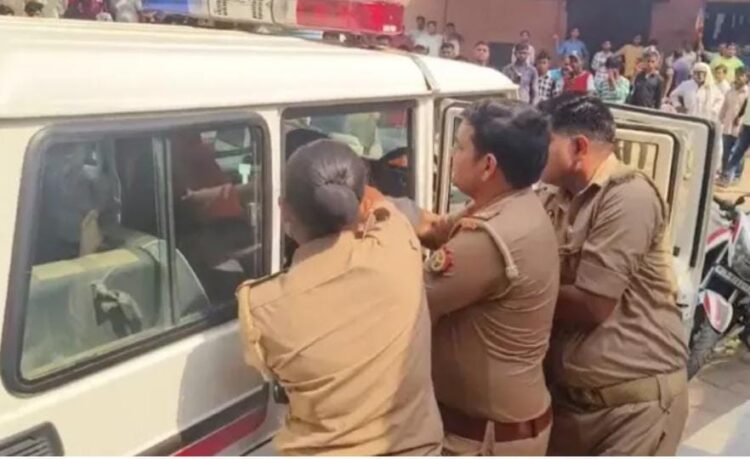 ताजमहल के पास मस्जिद में युवती की दुष्कर्म के बाद हत्या , अर्धनग्न शव मिला