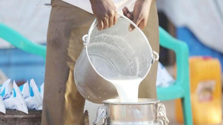 पति ने दूध के कारोबार में पानी मिलाना शुरू किया तो पत्नी छोड़कर चली गई