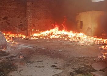 ट्रांस यमुना में कबाड़ के गोदाम में लगी आग, फायर ब्रिगेड मौके पर