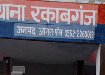 स्कूल के मैदान में मिला महिला का शव, कुत्ते नोच रहे थे चेहरा