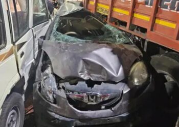 रामबाग फ्लाईओवर पर खड़े पंचर ट्रक से टकराए तीन वाहन, लगा जाम