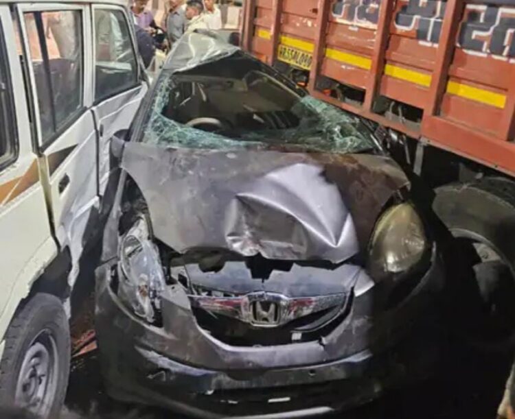 रामबाग फ्लाईओवर पर खड़े पंचर ट्रक से टकराए तीन वाहन, लगा जाम