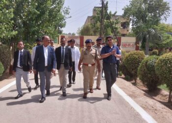 जिला जज ने जेल मैन्युअल के आधार पर सभी सुविधाए देने के निर्देश दिए