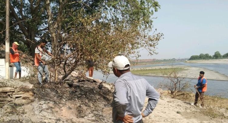 गंगा दशहरा को लेकर यमुना के घाटों की सफाई