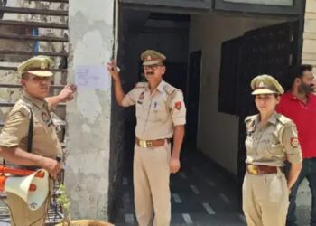 उदयभान सिंह के घर कुर्की की पुलिस ने की मुनादी