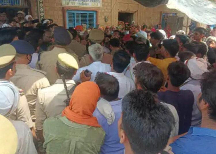 फतेहपुर सीकरी में शव का पांच घंटे बाद होने दिया अंतिम संस्कार, एसीपी और इंस्पेक्टर के निलंबन की मांग