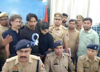 नकली पुलिस अधिकारी सहित दो पकड़े, पुलिस ने बरामद किया 1.20 करोड़ का सोना