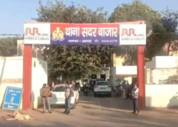 पुलिसिंग के जलवे: पुलिस के चोरों के नहीं पकड़ने पर पीड़ित ने ही पकड़ने का प्रयास किया तो इंस्पेक्टर ने जड़े थप्पड़, दरोगा ने डलवाया अपनी गाड़ी में पेट्रोल