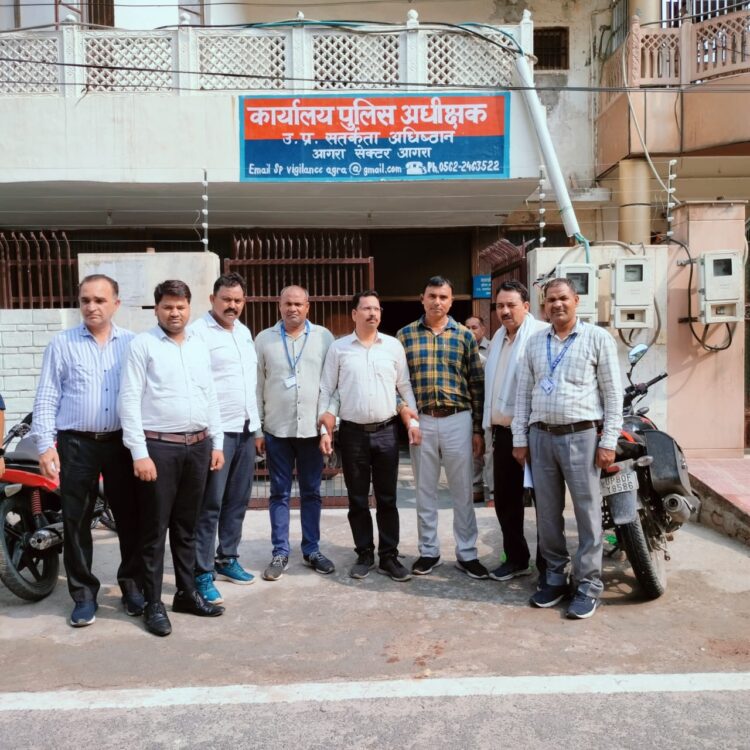 आगरा विजिलेंस ने हाथरस में बीएसए के बाबू को रंगेहाथ रिश्वत लेते हुए पकड़ा