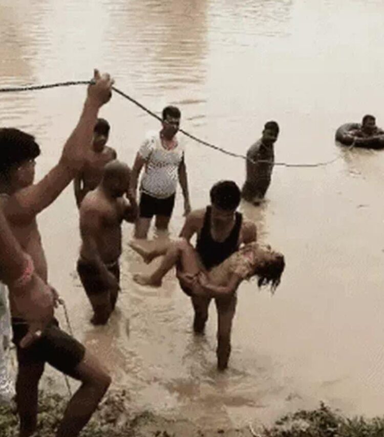यमुना एक्सप्रेस-वे इंटरचेंज पर बने तालाब में आठ बच्चे डूबे, चार की मौत