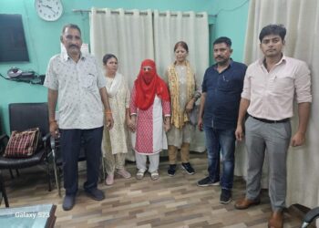 हाथरस में मुख्य चिकित्सा अधिकारी की महिला बाबू को रंगे हाथ रिश्वत लेते हुए आगरा विजिलेंस ने दबोचा