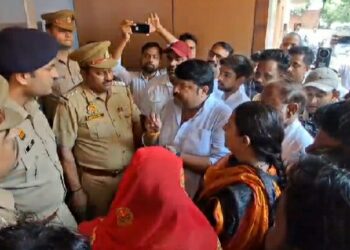 पुलिस पर लव जिहाद करने वालों से मिली भगत का आरोप लगाकर हरीपर्वत थाने पर बजरंग दल का हंगामा