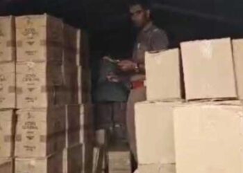 एत्मादपुर पुलिस और आबकारी विभाग ने पकड़ी 10 लाख रुपए की शराब