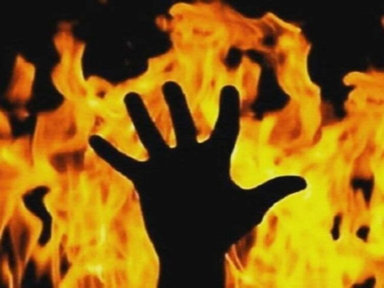 बंटवारे को लेकर भाइयों में हुआ विवाद, एक ने लगाई आग
