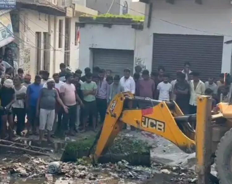 ताजगंज में पुलिस को देख नाले में कूदकर भागा आटो चालक, घंटों नाला छानती रही पुलिस