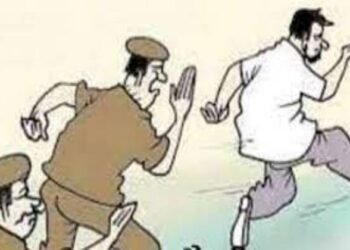 चरस तस्कर ताजगंज पुलिस के सामने से भागा