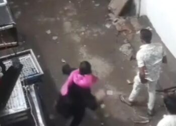 तीजे के जुलूस के स्वागत के लिए लगे स्टेजों पर कटिया डालने को लेकर दो पक्ष भिड़े, पुलिस के सामने पथराव