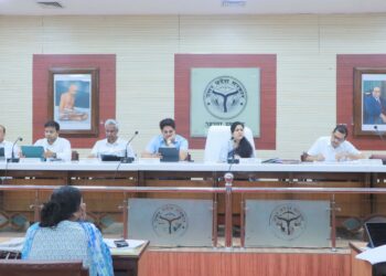 मंडलायुक्त की बैठक में सामने आया — आगरा मंडल में 190 टंकियां 30 वर्ष से अधिक पुरानी, जिनमें 127 जर्जर