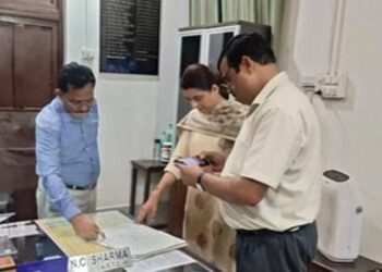 आरटीओ में अचानक निरीक्षण करने पहुंचीं सीडीओ, भागे दलाल