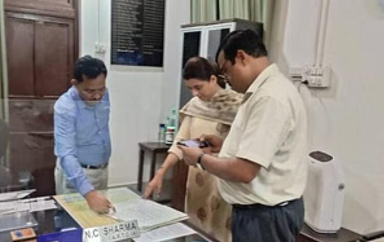 आरटीओ में अचानक निरीक्षण करने पहुंचीं सीडीओ, भागे दलाल