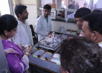 चीफ फार्मासिस्ट एक्सपायरी दवाइयों की दर्ज प्रविष्टि का ब्यौरा नहीं दिखा सके, कमिश्नर हुईं नाराज