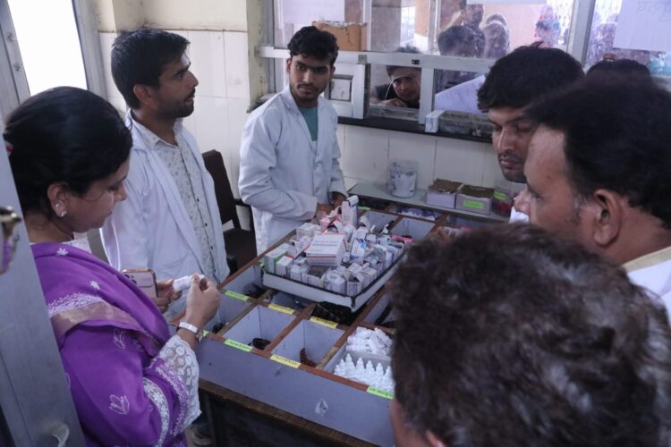 चीफ फार्मासिस्ट एक्सपायरी दवाइयों की दर्ज प्रविष्टि का ब्यौरा नहीं दिखा सके, कमिश्नर हुईं नाराज