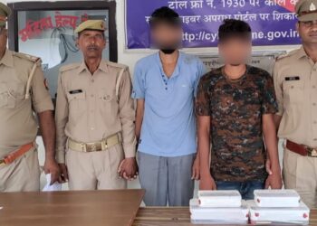 जिसके साथ एटीएम फ्रॉड हुआ उसके बेटे ने दोनों आरोपियों को पकड़ा