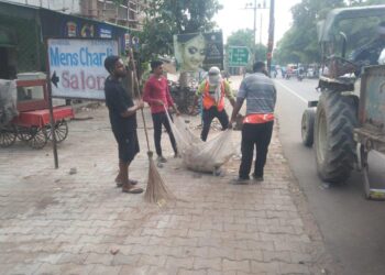 नगर निगम ने युद्धस्तर पर अभियान चलाकर कुछ ही घंटों में साफ कराया परिक्रमा मार्ग