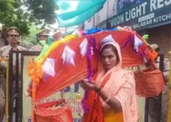 ताजमहल पर कावड़ लेकर पहुंची महिला, पुलिस ने रोका