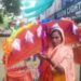 ताजमहल पर कावड़ लेकर पहुंची महिला, पुलिस ने रोका