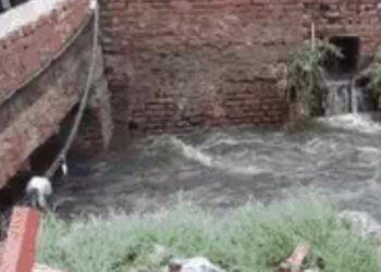 स्कूटर सवार मां-बेटे नाले में गिरे, मॉं की मौत, दो पुलिस कर्मियों ने बेटे को बचाया