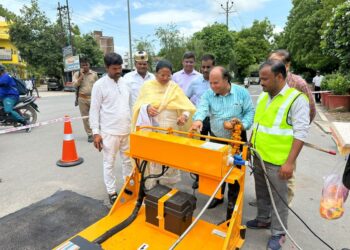 अब गड्ढों को झट से भर देगी पोर्टेबल रोड रिपेयरिंग मोबाइल मशीन