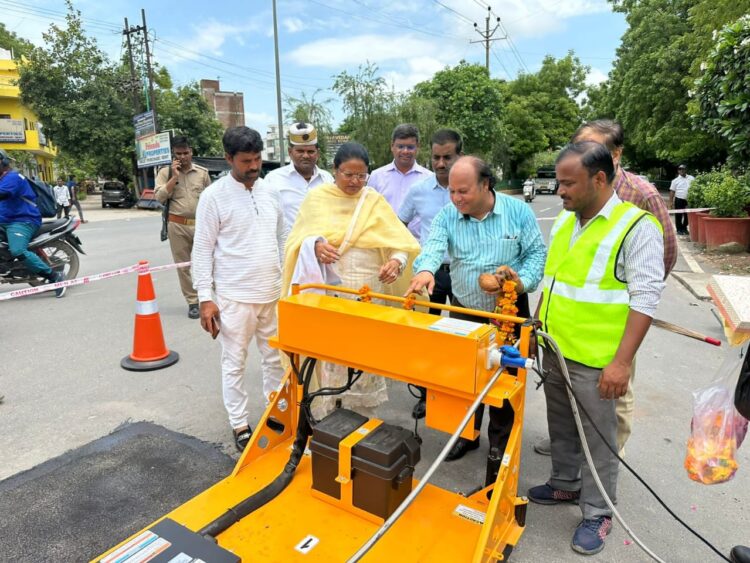 अब गड्ढों को झट से भर देगी पोर्टेबल रोड रिपेयरिंग मोबाइल मशीन