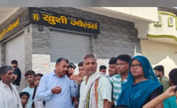 चांदी का सिक्का बेचने के बहाने दुकान मे घुसे बदमाशों ने डकैती डालने का किया प्रयास