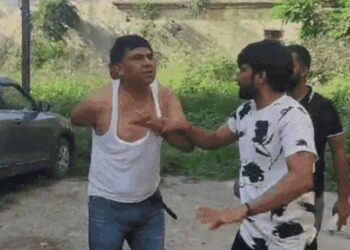 प्रेमी इंस्पेक्टर की पत्नी ने महिला इंस्पेक्टर के साथ पकड़ा पति, दोनों की पिटाई