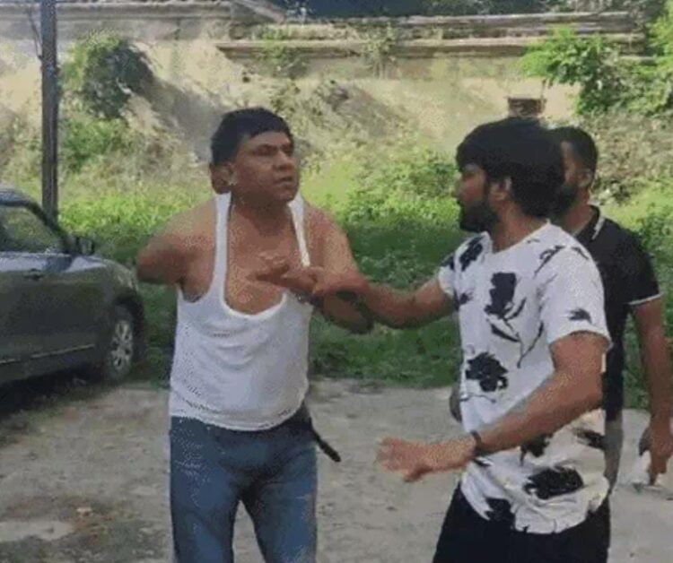 प्रेमी इंस्पेक्टर की पत्नी ने महिला इंस्पेक्टर के साथ पकड़ा पति, दोनों की पिटाई